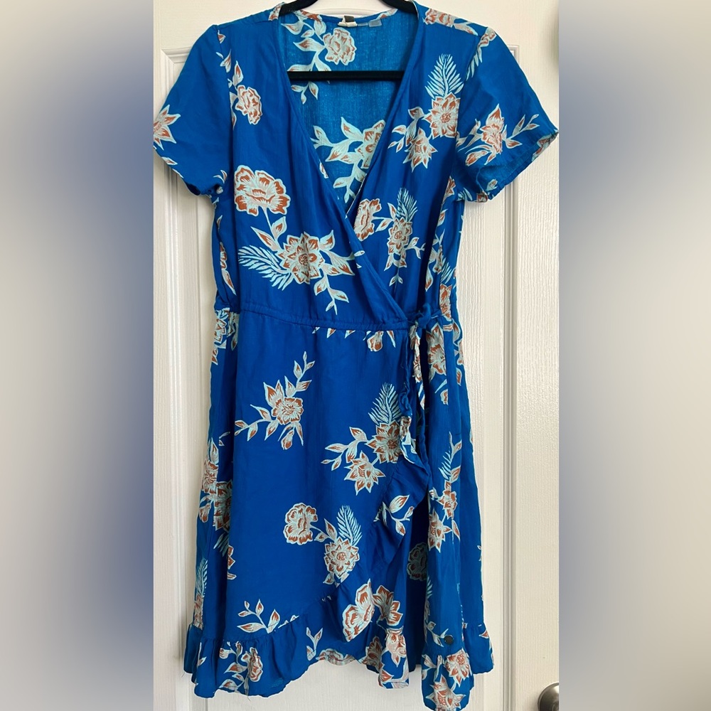 Roxy dress wrap, tie size extra large, never worn, beautiful tropical